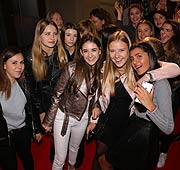 Fans aller Altersgruppen bei der Weltpremiere von "Boybands Forever" (©Foto:Martin Schmitz)